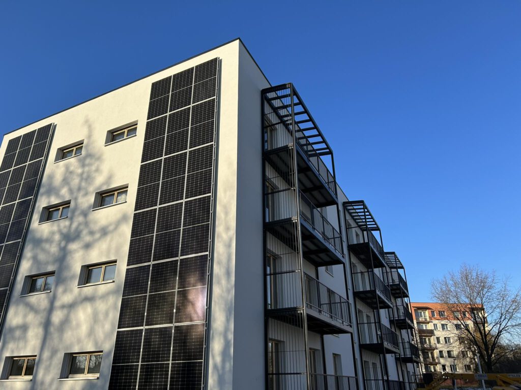 Bytovka so solárnymi panelmi