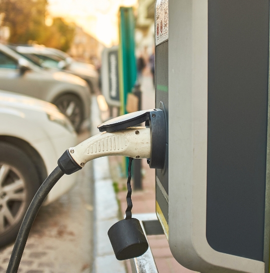 Nabíjačka na elektroauto zapojená do siete