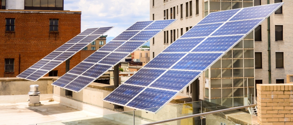 fotovoltaické panely na streche budovy