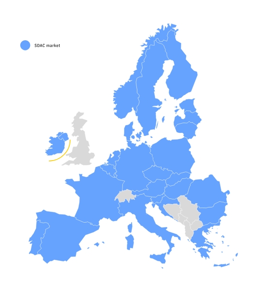 Mapa Európy zobrazujúca krajiny zapojené do SDAC trhu s elektrinou zvýraznené modrou farbou.