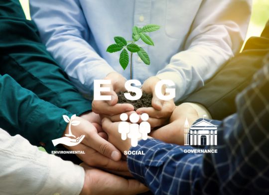 Skupina rúk drží spoločne zeminu so zelenou rastlinou, cez obrázok sú umiestnené ikony a nápisy ESG: Environmental, Social, Governance. Elgas