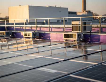 Fotovoltické panely na streche priemyselnej prevádzky — modelový príklad FVE 150 kWp pre firmy